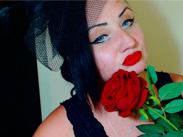 KinkyMistressE - Show live sexy avec une Qui aime donner des ordres à la chevelure rouge intense sur le site XloveCam 
