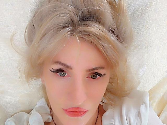 BlondeAtomique - Webcam hot avec cette Femme mature française à la crinière blonde sur le service X Love Cam 