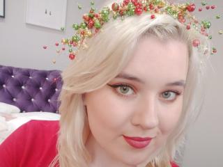 StrawberryBird - Webcam live hot avec une Sublime nana french bien en chair sur le service Xlove 