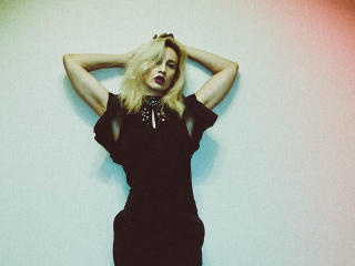 MayaGloss - Live cam sexe avec cette Sensationnelle jeune demoiselle sexy avec des cheveux blonds naturels sur le service Xlovecam.com 