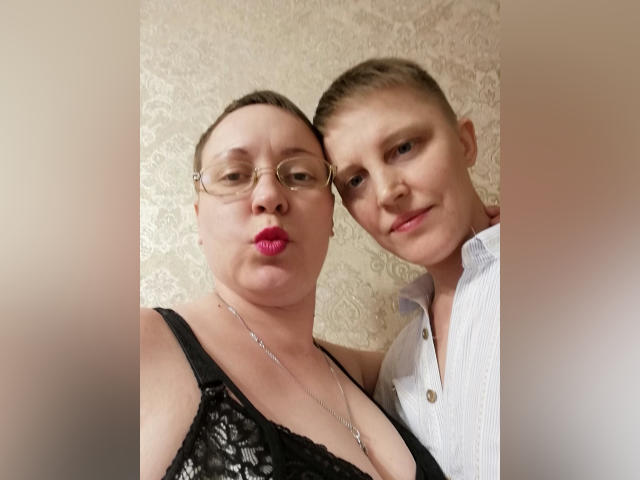 NikaAndAleks - Web cam excitant avec une Lesbienne avec des seins énormes sur le service Xlovecam 