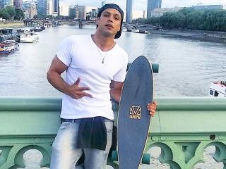 HotBrazilianBoyX - Live cam hard avec ce Homme au corps à la musculature impressionnante  