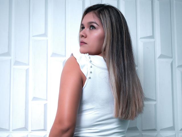 ValerieStone - Chat sexe avec cette Incroyable jeune demoiselle très sexy au pubis totalement épilé sur Xlove 