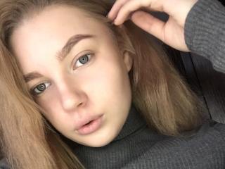 MelroseGloss - Webcam sex avec cette Excitante jeune fille française sexy avec une poitrine de rêve  