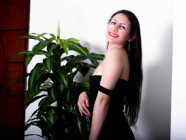 CharlotteForest - Live hot with this dark hair Hot lady 