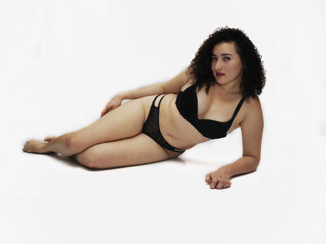 KeyraVioleth - Chat cam excitant avec cette Splendide bombe très sexy à la chatte entièrement rasée sur le site Xlovecam 