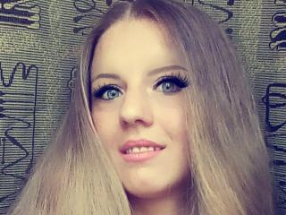 SofiaShowX - Live cam sexe avec une Divine femme en chaleur au décolleté vertigineux  