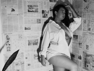 PauliinaKorss - Web cam sex avec une Sensationnelle femme française en chaleur avec le pubis entièrement tondu  