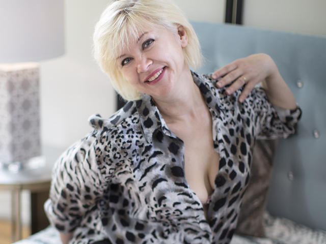 EllenSexy - Chat cam sexy with this fair hair XXx mother 