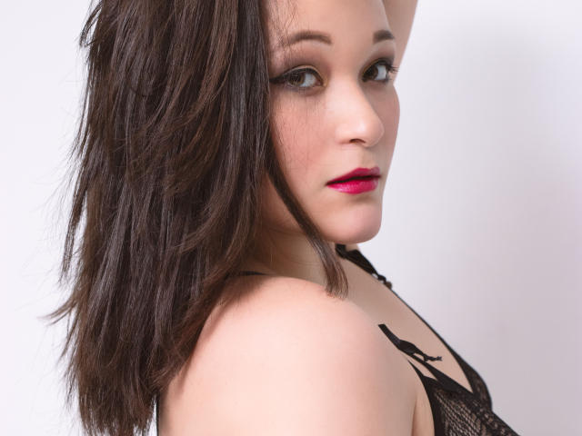 Mariana Rogers ha capelli castano scuro, mossi, rossetto rosso e biancheria intima in pizzo nero, che lascia scoperte le spalle e mostra leggermente il seno. I suoi occhi sono socchiusi, con un'espressione sensuale..
