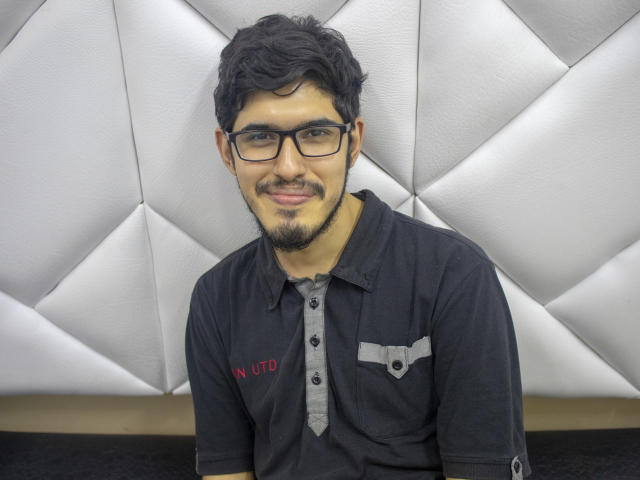 MrOkami - Chat cam sexy avec un Homo avec le pubis entièrement velu sur la plateforme XloveCam 