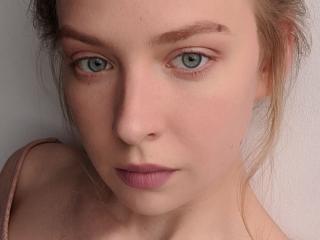 HannelInspire - Live cam hard avec une Admirable jeune maîtresse française bien roulée à la chatte totalement rasée sur le service X Love Cam 