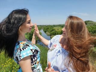 NikaXRysa - Show live sexe avec cette Femme attirée par les femmes avec des seins tenant dans la main  