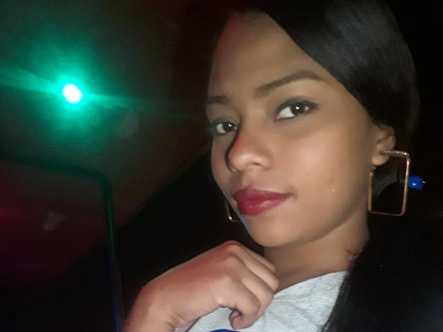 Dulcechoc - Web cam excitant avec cette Divine femme french bien roulée adepte de fitness sur la plateforme Xlovecam.com 