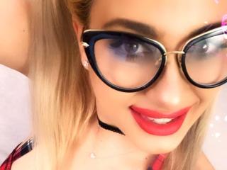 SweetJoy - Web cam porn avec une étonnante jeune nana française sexy avec des cheveux blonds naturels  