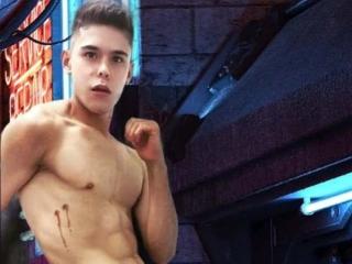 DerrickBigX - Spectacle x avec un Homo avec le pubis totalement rasé sur la plateforme Xlovecam 