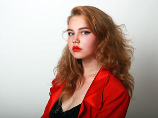 JessiB - Web cam intime avec une Incroyable jeune model bien roulée à la chevelure ensoleillée sur le site XloveCam 