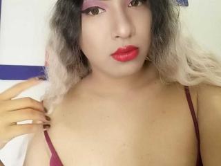 EmperatrizRose - Live chat hot avec une Trans avec des cheveux châtain clair sur le site Xlovecam.com 