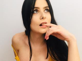 SeductiveEmma - Show live hot avec cette Excitante fille très sexy avec de petits seins sur le site Xlovecam 