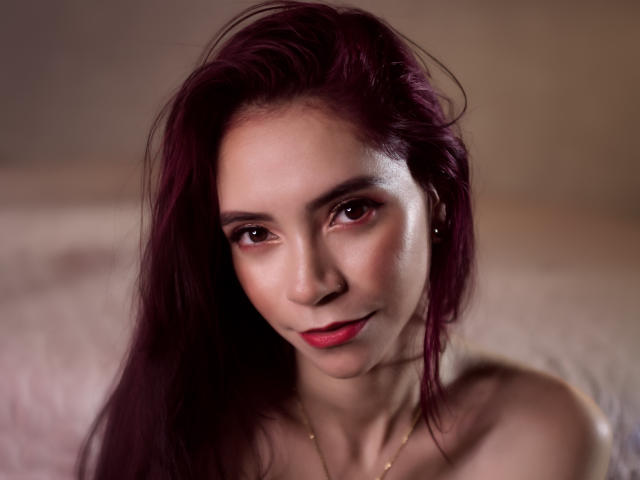 ValeRodriguez - Live cam porno avec une Très belle jeune demoiselle french très sexy de type latino sur le site XloveCam 