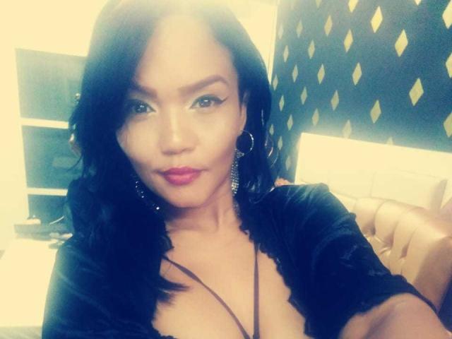 ShalomExoticX - Show live porno avec une MILF (Mother I'd Like to Fuck) à la chevelure corbeau  