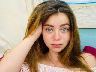 MartinaDoll - Show live hard with a White Porn girl 
