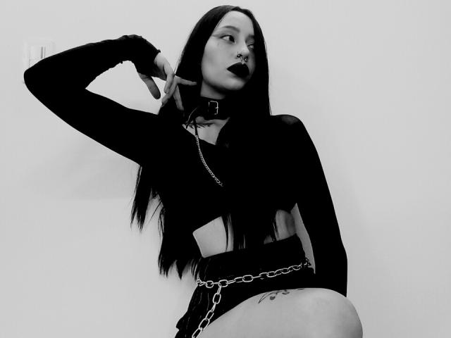 Arttemisa - Chat live x with a charcoal hair Dominatrix 