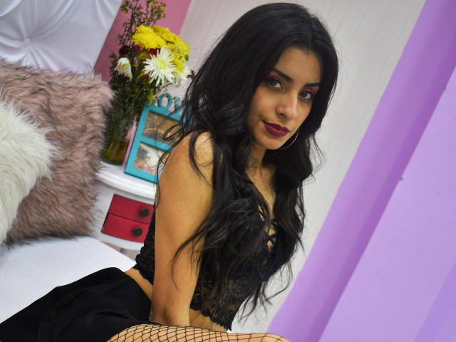 AmelieeX - Show sexy avec cette Séduisante jeune nana française hot d’Amérique latine sur la plateforme XloveCam 
