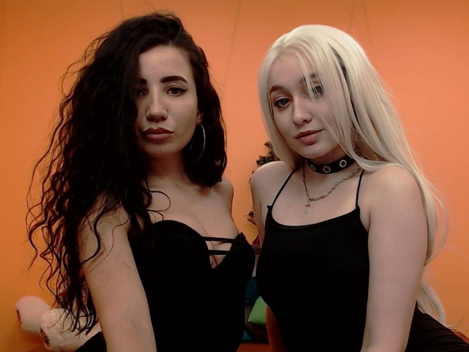 KoraEva - Webcam live hot avec une Lesbienne avec des seins tenant dans la main sur Xlove 