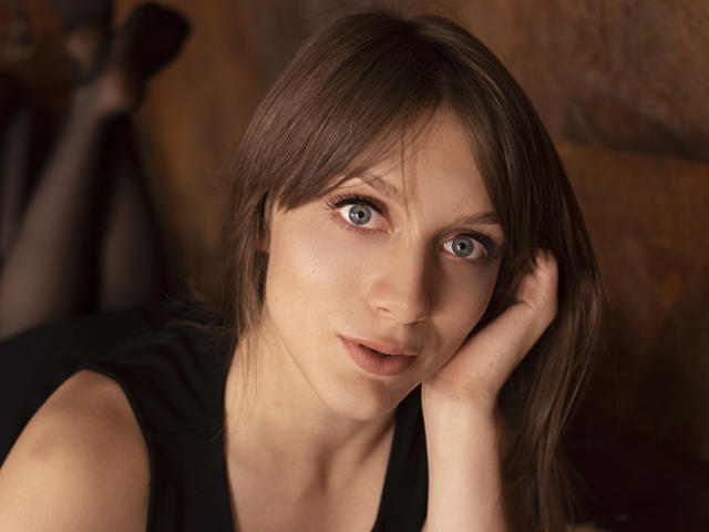 DebbieArdent - Live sexy avec une Fabuleuse jeune canon en chaleur ayant le pubis entièrement épilé sur la plateforme Xlove 