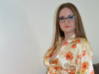 SindyCutes - Chat sex with a reddish-brown hair Sexy young lady 