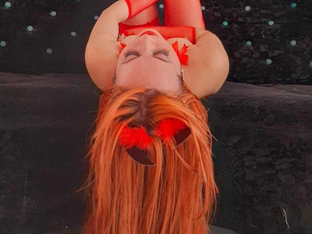 NinaKatzz - Webcam sex avec une Merveilleuse camgirl très sexy à la chevelure rouge intense sur le site Xlove 