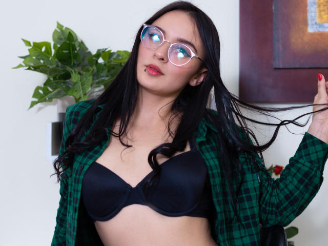 AlmaaRose - Spectacle excitant avec une Merveilleuse bombe hot à petits nichons sur le site XloveCam 