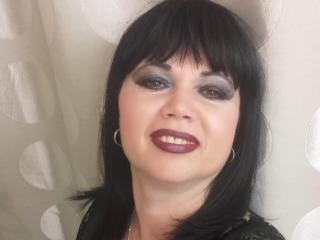 MatureVivian - Cam intime avec cette Camgirl mature avec des cheveux bruns foncés  