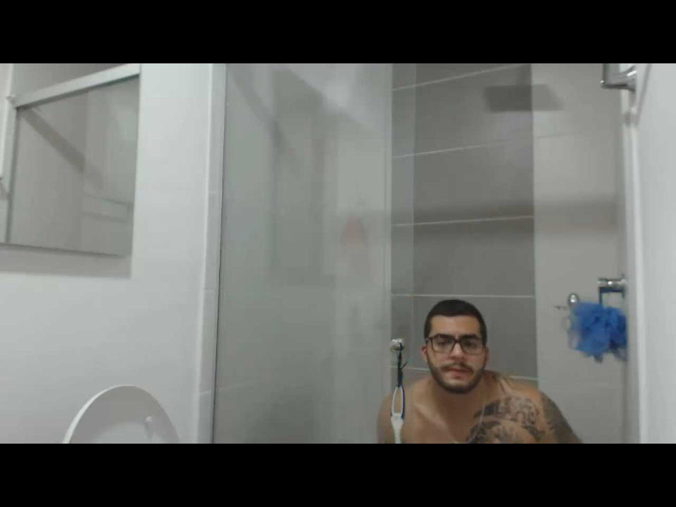 CassandraMichellis schwarzer Spitzenstring mit rosa Schleife, der ein rotes Lippen-Tattoo an ihrer rechten Hüfte zeigt, und ihre braune, behaarte Vulva. Das Bild ist eine enge Aufnahme des Unterkörpers..