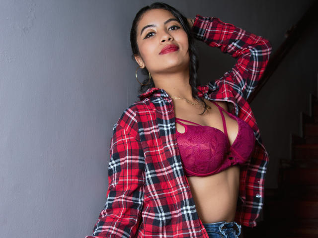 KateMady - Spectacle sexe avec une Séduisante jeune canon française hot d’Amérique latine sur le service Xlovecam 