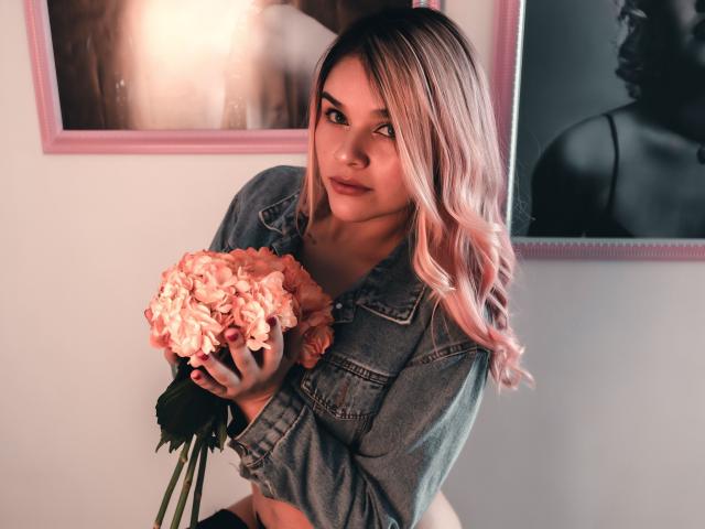 ValerieStone - Cam x avec une étonnante cochonne française bien roulée sans poils sur le site Xlovecam 