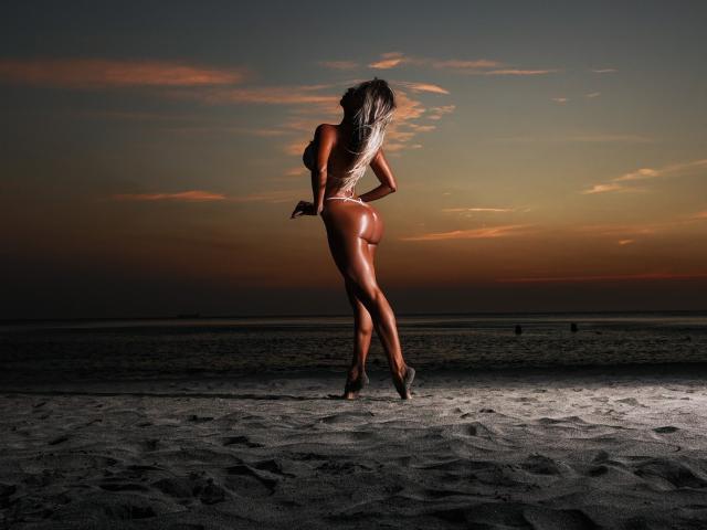 Attenea - Web cam sexy avec cette Femme mûre sans poils sur le site X Love Cam 