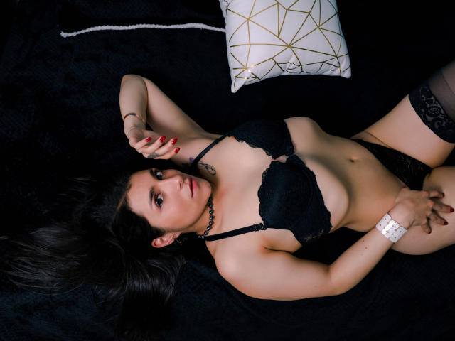 AlanaBella - Spectacle porno avec cette Admirable jeune cochonne hot d’Amérique latine  