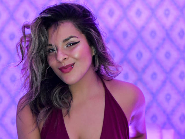 LoveCanella - Live excitant avec une Ravissante camgirl française en chaleur avec des seins de taille moyenne sur le service X Love Cam 