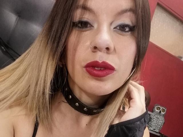 ArianaSub - Chat cam sexy avec une Fétichiste épilée sur la plateforme Xlovecam.com 