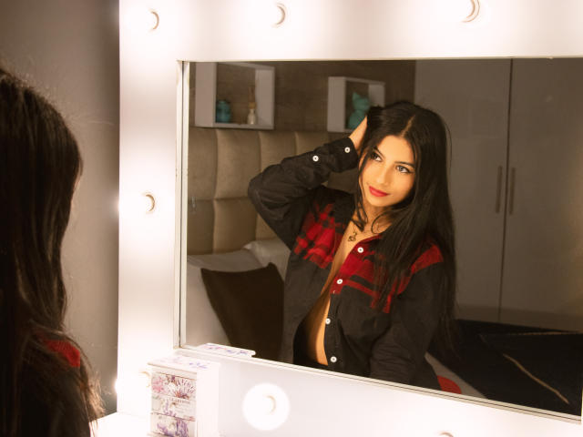 KateMady - Chat cam porn avec cette Admirable jeune femme french sexy ayant une grosse poitrine sur la plateforme Xlovecam.com 