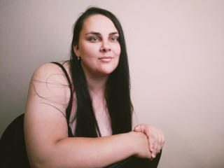 OfeliyaKoy - Show sex avec une Très belle bombe française en chaleur à la crinière corbeau sur le service Xlovecam.com 