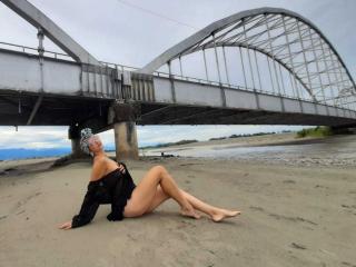 ValleryHott - Live cam porno avec une Maman sexy french d’Amérique latine sur la plateforme XloveCam 