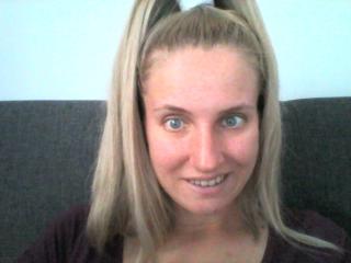 AnnaBelleFemme - Show live hard avec une Jeune novice châtain sur le service Xlovecam.com 