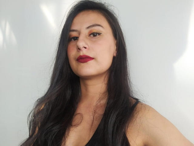 Jessica tiene el pelo largo y negro, lápiz labial rojo y ojos marrones con delineador alado. Lleva una camiseta negra sin mangas, mostrando su rostro de aspecto suave y sus pequeños senos redondos..