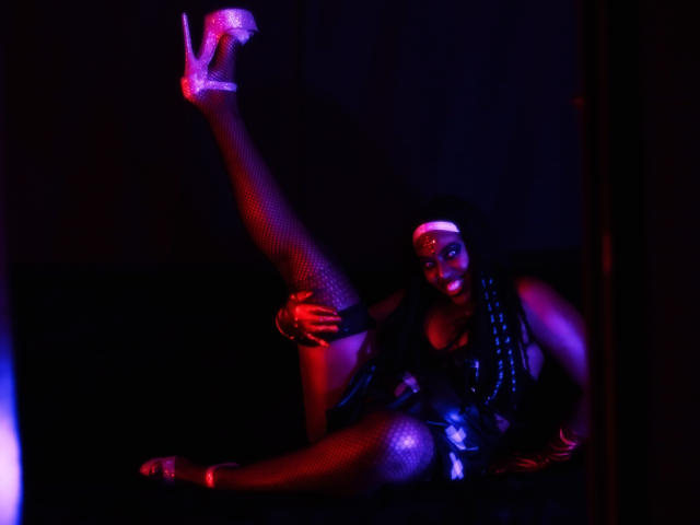 AllyssLovers - online chat xXx with this dark-skinned X 18+ teen woman 