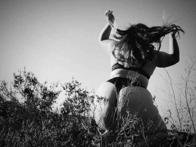 JuliaFrancaise - Webcam live hot with this chestnut hair Sexy lady 