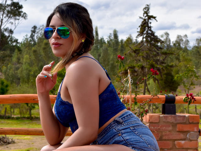 LoveCanella - Live chat xXx with this shaved genital area Nude college hottie 