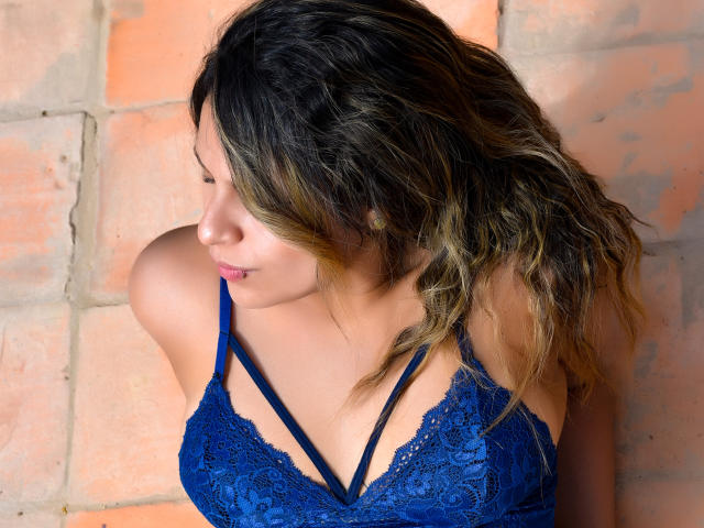 LoveCanella - online show hot with a latin Hot 18+ teen woman 